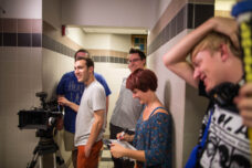 一群学生在密歇根州立大学地下室的浴室里拍摄电影。